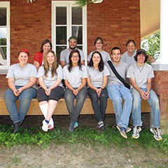 Photographie couleur des membres de l'équipe d'archéologie assis sur un balcon.